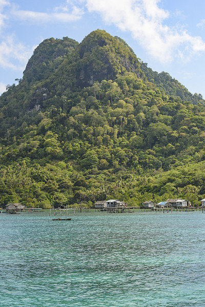 马来西亚Mabul Bodgaya岛的海村。