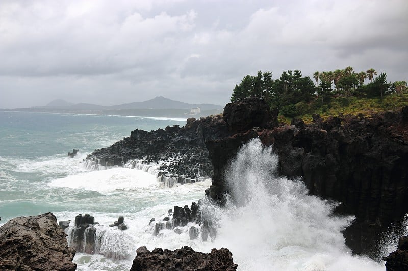 大浦洞柱状节理石柱波浪大海