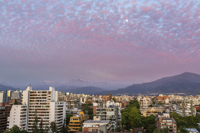 令人惊叹的智利圣地亚哥天际线在日落与安第斯山脉的雪使它成为一个美妙的地平线在一个阴天充满色彩的高分辨