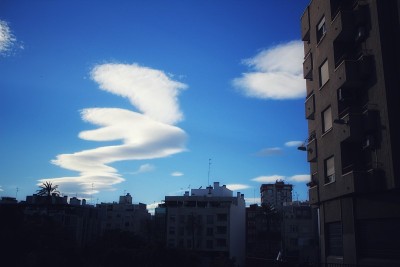 埃尔切市上空的透镜状云
