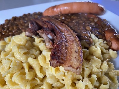 扁豆和Spätzle加醋肚、猪颈和法兰克福维也纳香肠——斯瓦比亚食品