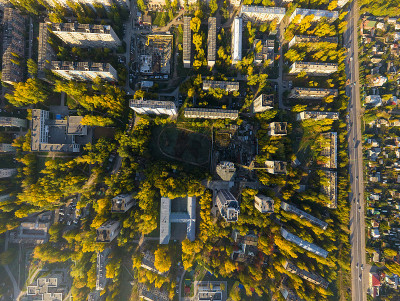 鸟瞰十字路口，道路，房屋，建筑物和公园