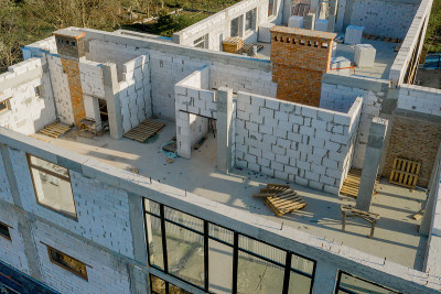 用白色泡沫混凝土块建造房屋的工地。构建家的新框架
