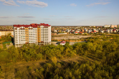 乌克兰Ivano-Frankivsk市绿色农村地区高层住宅公寓鸟瞰图