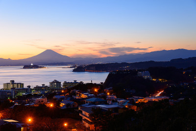 黄昏中的Enoshima和富士山