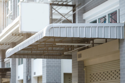 建筑前的帆布和镀锌遮阳篷