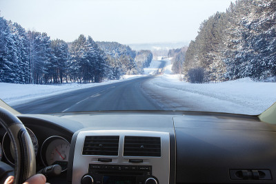 从车里看冬天被雪覆盖的乡村道路