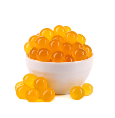 红珍珠珍珠珍珠珍珠珍珠珍珠珍珠珍珠珍珠珍珠珍珠珍珠珍珠珍珠珍珠珍珠珍珠珍珠。白色陶瓷勺子里的木薯珍珠