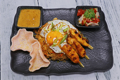 印尼炒饭(Nasi goreng)，在印尼字面上的意思是炒饭，搭配鸡肉、对虾等