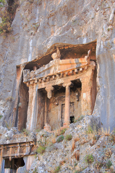 古代利西亚人的坟墓被凿在岩石上。Fethiye、土耳其