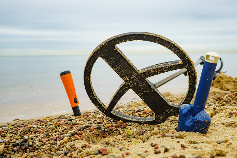 海滩上带附件的金属探测器