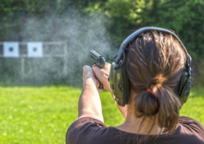 女孩用枪射击