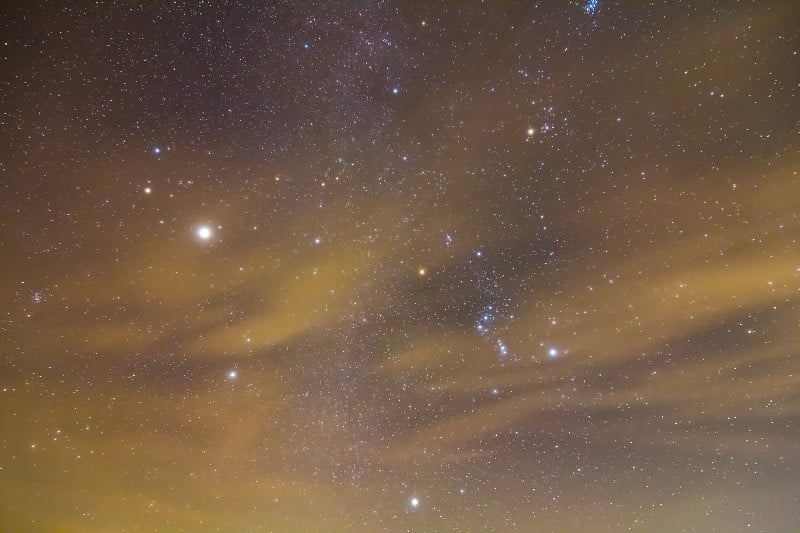 猎户座在夜空背景