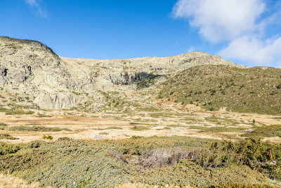 Peñalara冰川马戏团和Peñalara冰川泻湖，在马德里的瓜达拉马山脉。