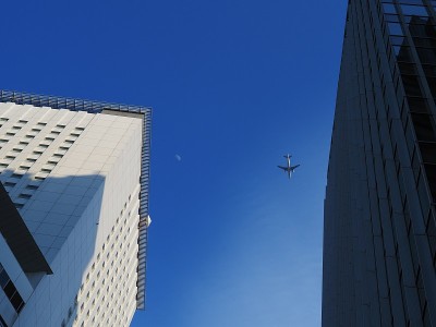 在大楼上空低空飞行的客机