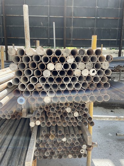 钢圆管在建筑工地堆积