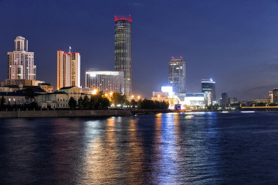 叶卡捷琳堡摩天大楼的夜景。俄罗斯。河中的倒影