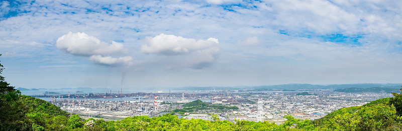 日本冈山县仓木市水岛工业区全景图。冈山县是面对濑户内海的县。