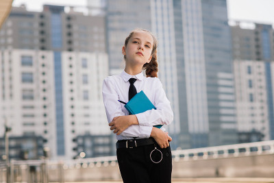 这本书讲的是什么?文学课。回到学校。现代教育。拿着笔记本思考的女孩。