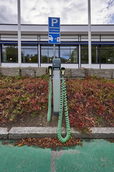 卡尔斯克罗纳大街上充电的电动汽车