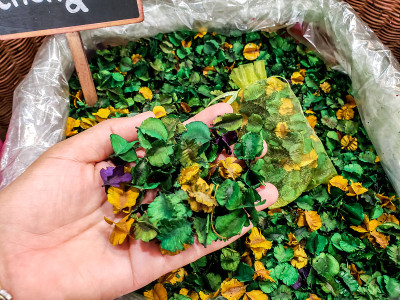 用纱布包一个香囊或各种花的混合物