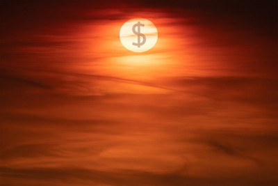 日落与美元符号上的太阳。减少货币的概念。