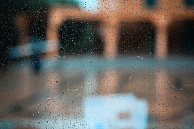 雨滴落在玻璃上