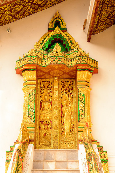 老挝琅勃拉邦国家博物馆的Haw Pha Bang佛寺的金门。