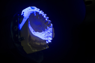 牙科技术员在3D表面扫描仪扫描一个牙科模型