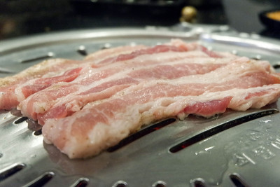 热盘子上的猪肉