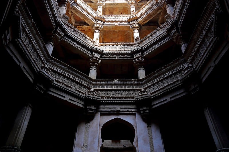 Adalaj stewell是印度古吉拉特邦艾哈迈达巴德附近的Adalaj村的一座印度教建筑。