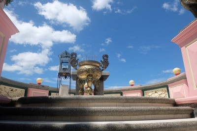 在佛教寺院里烧香的烟灰容器