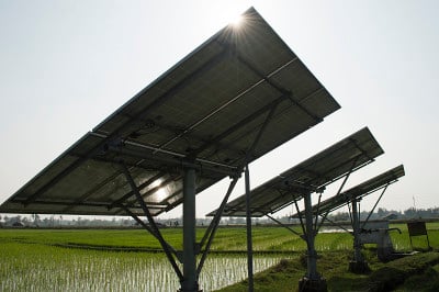 太阳能电池板产生的电能可以带动地下水泵进行农田灌溉