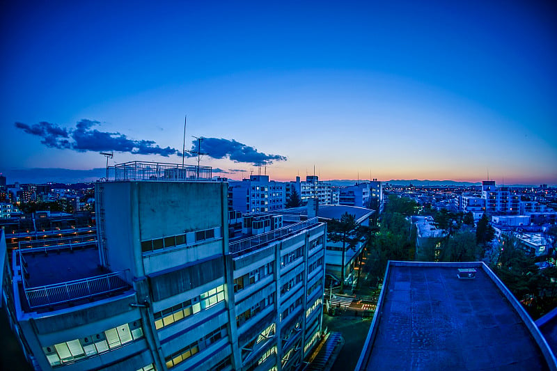 调布市的屋顶，被夕阳包裹着