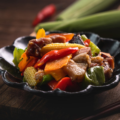 美味的自制七彩蔬菜炒咸猪肉，小玉米。