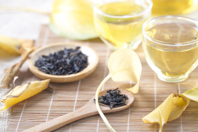 秋茶。桌上放着秋叶玻璃茶壶和杯子。