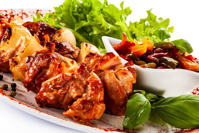 烤肉串——白底烤肉和蔬菜