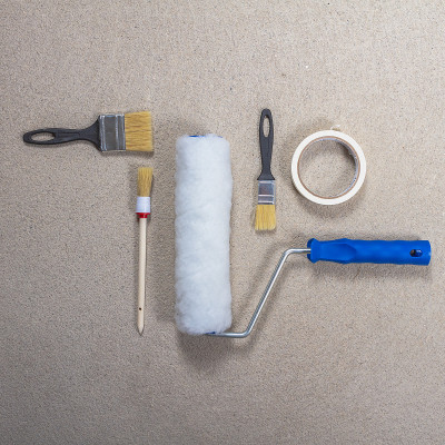 刷子，滚筒，水泥地板上的胶带。修理和粉刷墙壁的工具