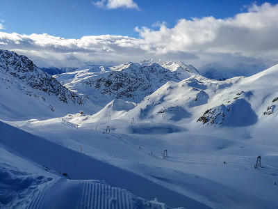 瑞士达沃斯的滑雪场和雪山。