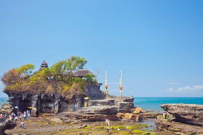巴厘岛乌鲁瓦图神庙的海岸