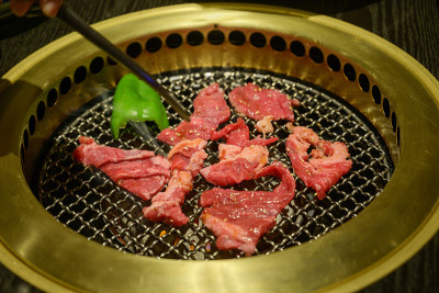 用餐时在烧烤坑里烤肉