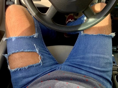 在城市里开车。