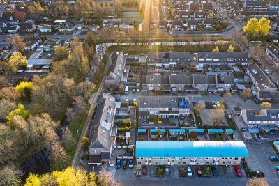 在阳光明媚的日出中，荷兰北布拉班特Waalwijk的住宅区