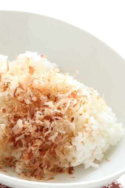 日本料理，鱼片和芝麻拌饭