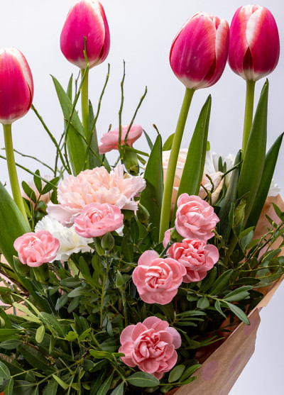 花束玫瑰，康乃馨和郁金香花