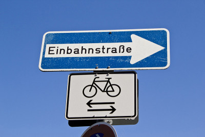 Einbahnstraße(单向)和自行车标志
