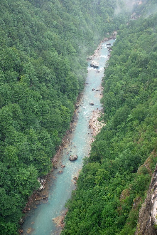 河峡谷在雨中