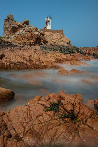 Bréhat岛法国粉红花岗岩海岸ploumanach灯塔