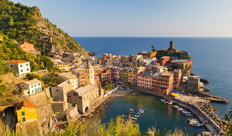 日落时分的小山谷村庄，Vernazza