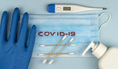 阻止COVID-19全球大流行。预防冠状病毒感染的外科口罩和手部卫生防护液。测量体温的电子体温计。前